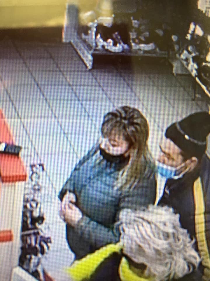 O vânzătoare din Chișinău solicită ajutor pentru a-și recupera inelul de logodnă care a căzut în punga cu cumpărături a unor clienți