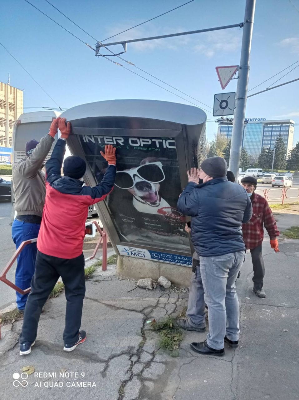 FOTO // Autoritățile locale continuă evacuarea panourilor publicitare din capitală. Urmează lucrări de reabilitare a trotuarelor pe strada Calea Ieşilor