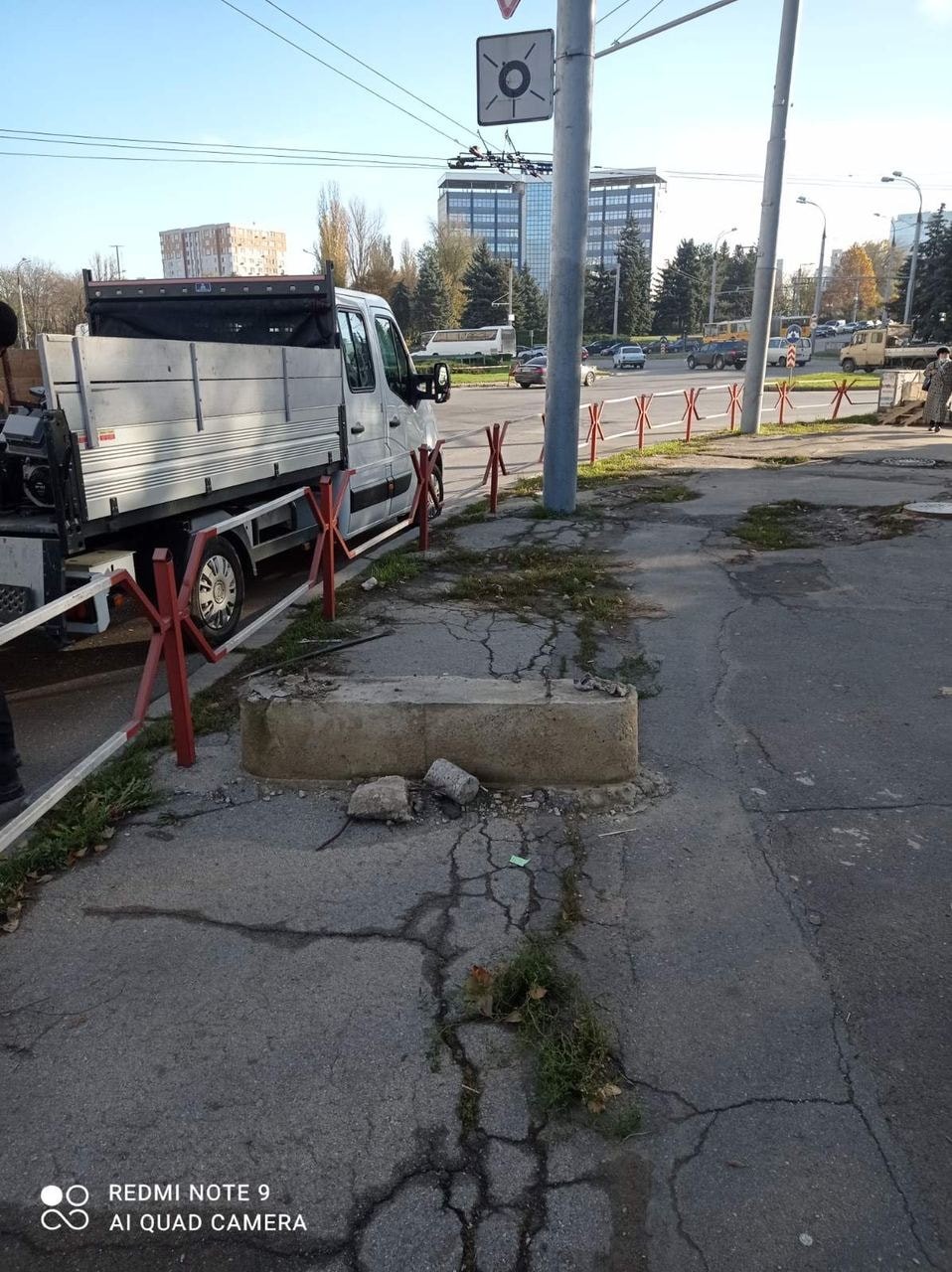 FOTO // Autoritățile locale continuă evacuarea panourilor publicitare din capitală. Urmează lucrări de reabilitare a trotuarelor pe strada Calea Ieşilor