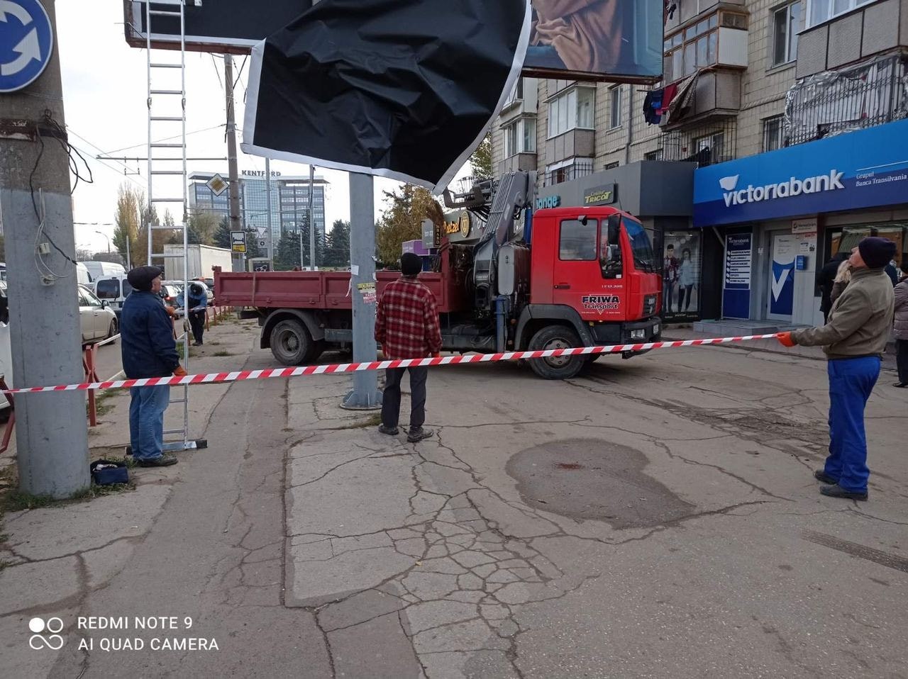 FOTO // Autoritățile locale continuă evacuarea panourilor publicitare din capitală. Urmează lucrări de reabilitare a trotuarelor pe strada Calea Ieşilor