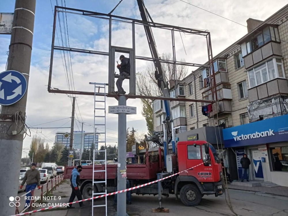 FOTO // Autoritățile locale continuă evacuarea panourilor publicitare din capitală. Urmează lucrări de reabilitare a trotuarelor pe strada Calea Ieşilor