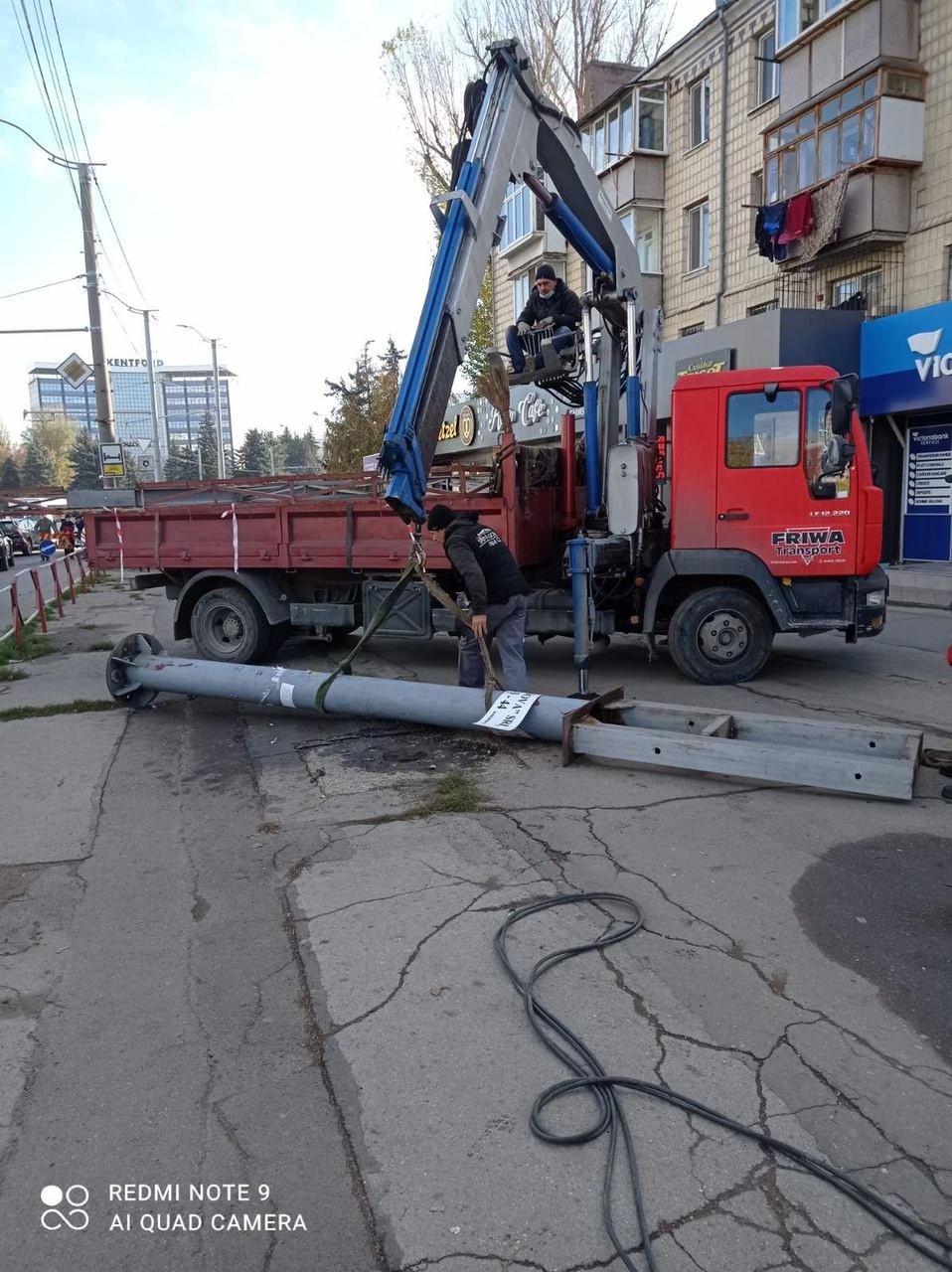 FOTO // Autoritățile locale continuă evacuarea panourilor publicitare din capitală. Urmează lucrări de reabilitare a trotuarelor pe strada Calea Ieşilor