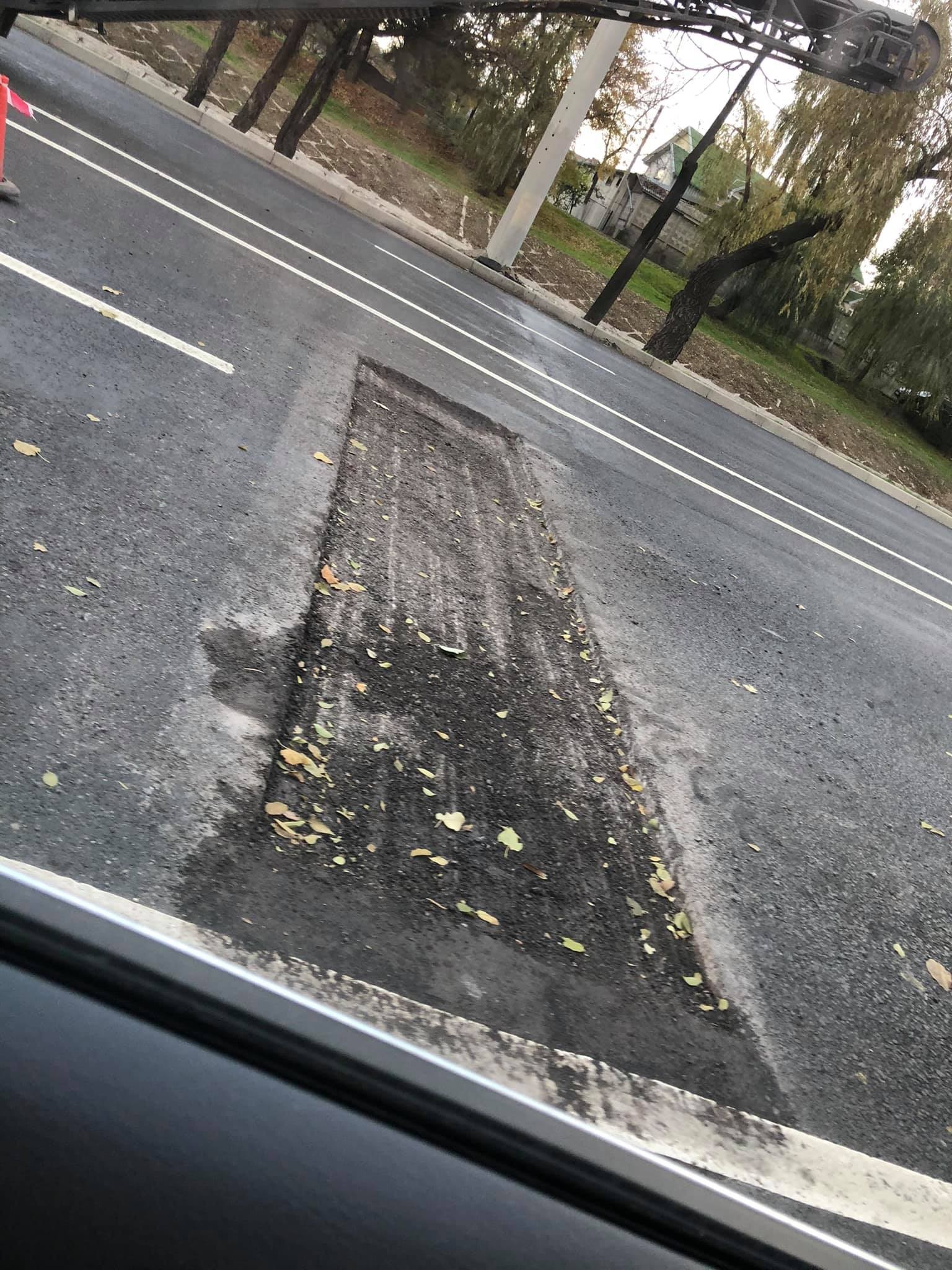 FOTO // Nici nu a fost dată în exploatare, dar deja este cârpită. Pe strada Albișoara se taie asfaltul