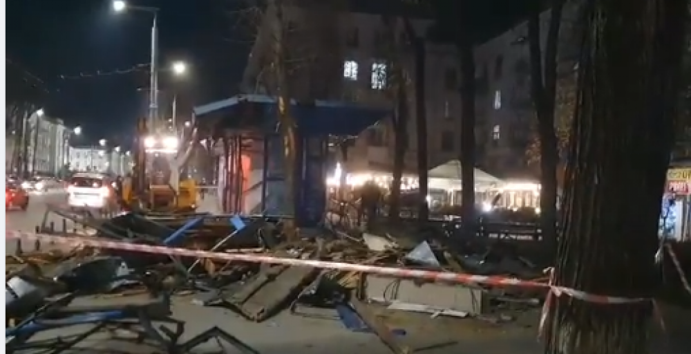 FLASH // „Oribila gheretă” de pe Bulevardul Ștefan cel Mare a fost DEMOLATĂ. Imagini video de la fața locului