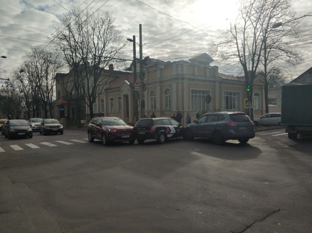 FOTO/VIDEO: Accident grav în centrul Capitalei. Un taximetrist ar fi ignorat semnalul roșu al semaforului