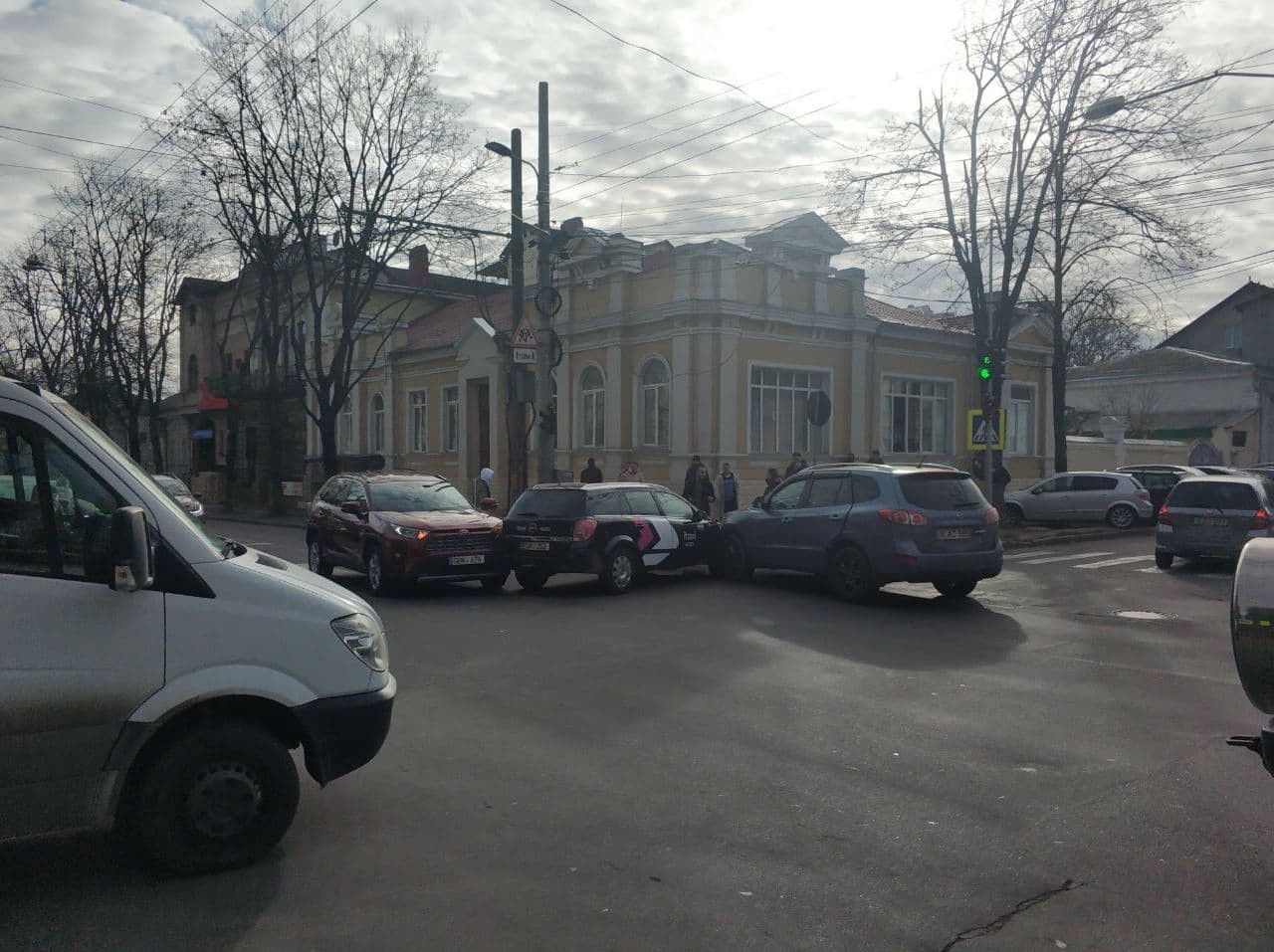 FOTO/VIDEO: Accident grav în centrul Capitalei. Un taximetrist ar fi ignorat semnalul roșu al semaforului