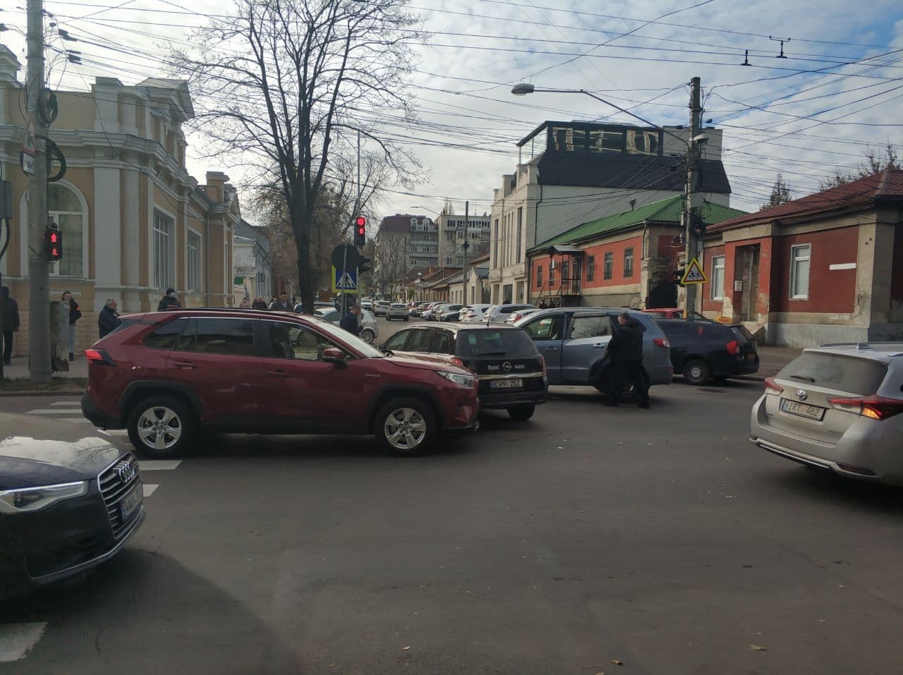 FOTO/VIDEO: Accident grav în centrul Capitalei. Un taximetrist ar fi ignorat semnalul roșu al semaforului