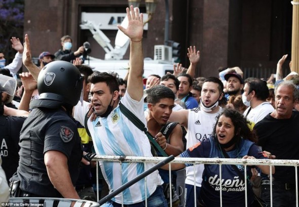 Îmbulzeală și altercații la funeraliile lui Diego Maradona. Mii de fani au venit să-și ia rămas bun de la legendarul fotbalist