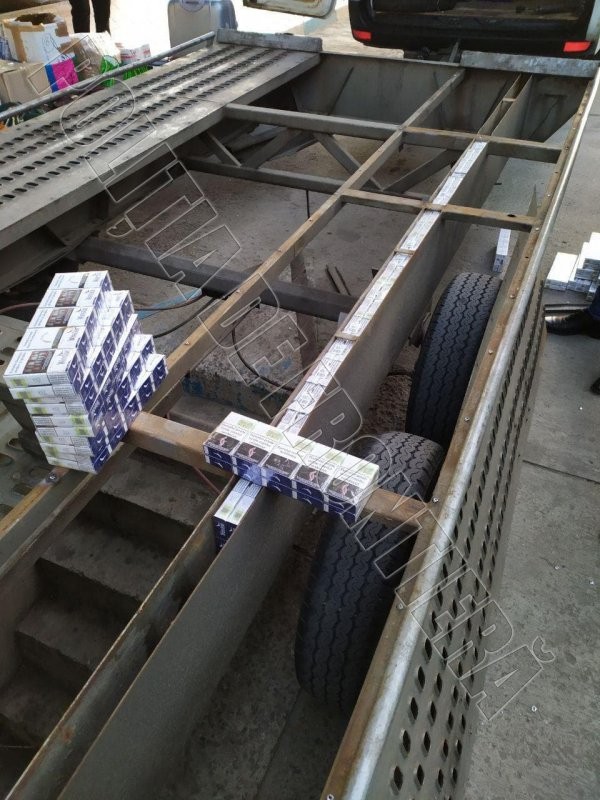S-a pornit în Franța cu mii de țigarete tăinuite într-o remorcă pentru tractări auto