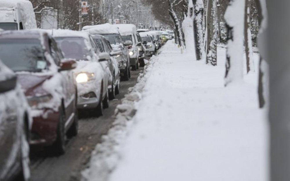 Cum pregătim mașina pentru iarnă: Cinci sfaturi utile despre anvelope, lumini, ulei, antigel și lichid de parbriz