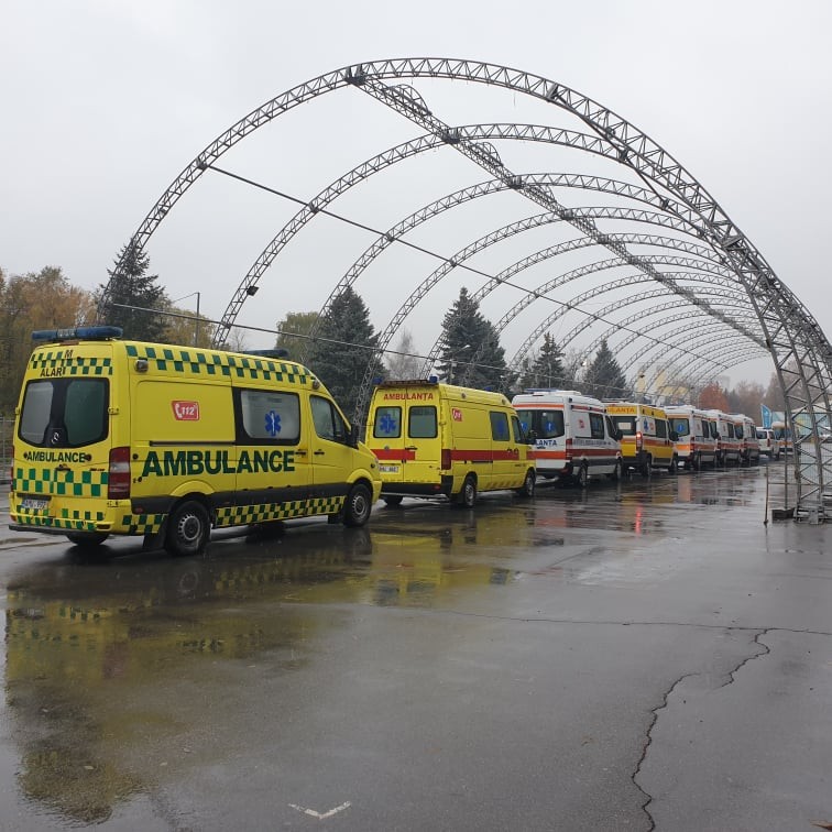FOTO // Înfricoșător: O coloană IMENSĂ de ambulanțe surprinsă la centrul de triere COVID-19 de la Moldexpo