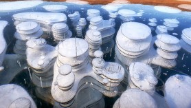 Imagini spectaculoase în Rusia. Un bărbat pășește pe lacul Baikal, care a înghețat complet