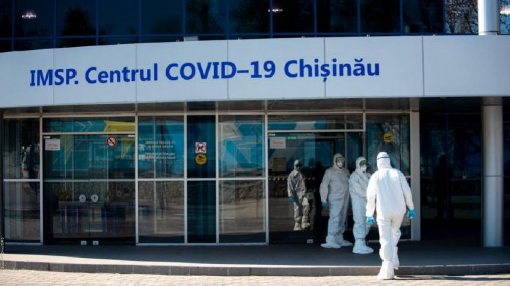 FOTO // Înfricoșător: O coloană IMENSĂ de ambulanțe surprinsă la centrul de triere COVID-19 de la Moldexpo