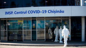 FOTO // Înfricoșător: O coloană IMENSĂ de ambulanțe surprinsă la centrul de triere COVID-19 de la Moldexpo