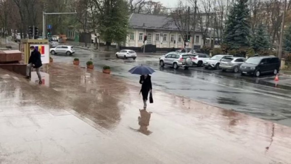 Pe jos și prin ploaie. Cum au surprins-o jurnaliștii pe Maia Sandu venind la conferința de presă