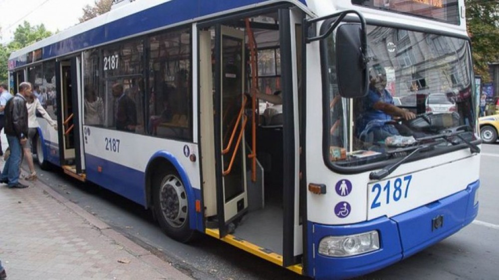 Și-au uitat copilul de 3 anișori într-un troleibuz din capitală. Ce pedeapsă riscă părinții