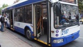 Și-au uitat copilul de 3 anișori într-un troleibuz din capitală. Ce pedeapsă riscă părinții