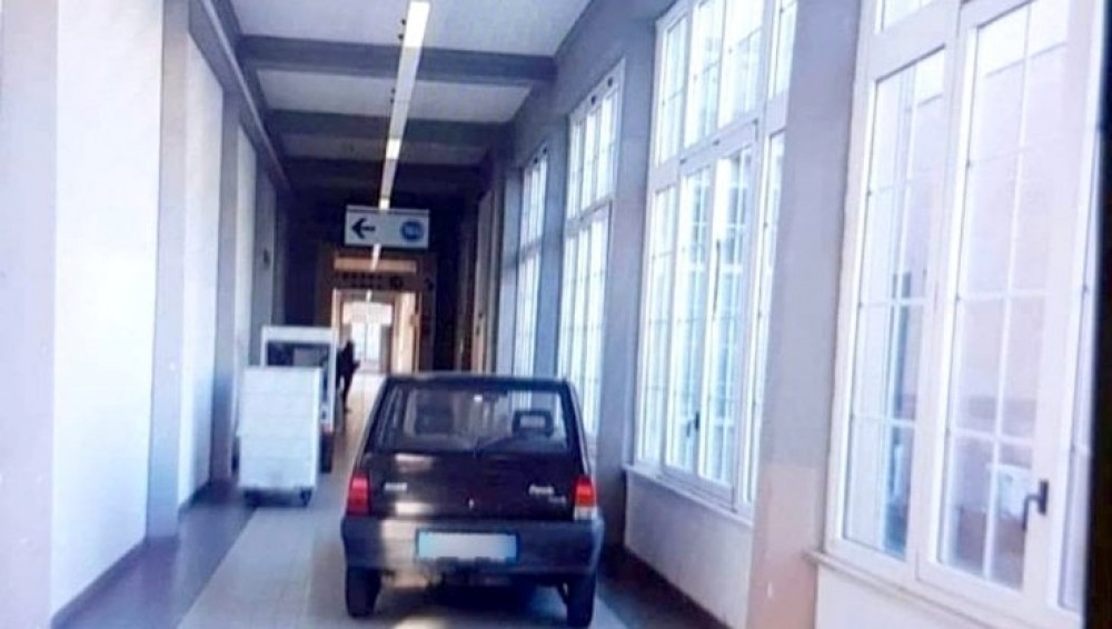 A intrat cu mașina în spital și a parcat pe hol. Unde a avut loc întâmplarea spectaculoasă