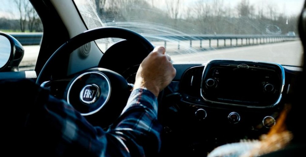 Apple brevetează o tehnologie care permite detectarea fisurilor în parbrize auto înainte ca dauna să devină vizibilă