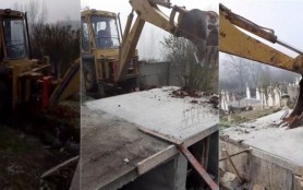 Un preot a dărâmat cu excavatorul un mormânt: „Părinte, lasă-l, părinteeee, că nu mai am bani să-l fac”