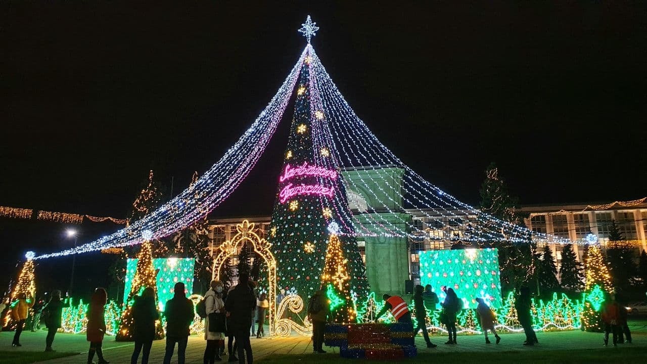 FOTO // Atmosferă de sărbători la Chișinău. A fost INAUGURAT Pomul de Crăciun din centrul capitalei