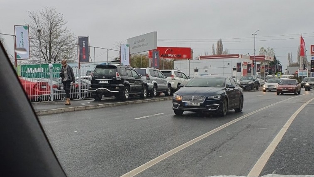 Trotuarul nou-nouț de pe strada Albișoara utilizat pe post de „vitrină” de către o parcare de vânzări auto