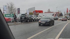 Trotuarul nou-nouț de pe strada Albișoara utilizat pe post de „vitrină” de către o parcare de vânzări auto