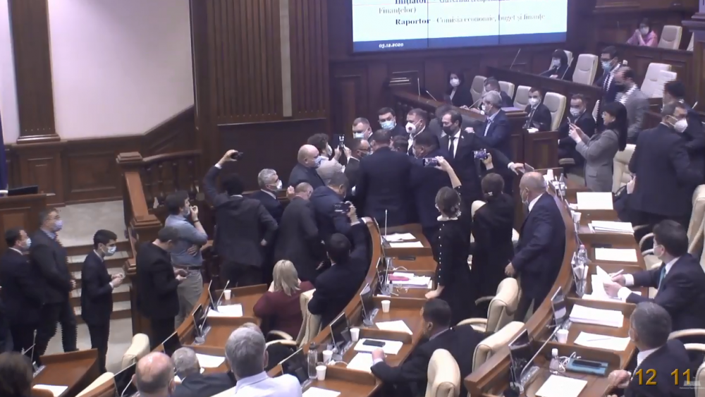Altercații în Parlament. Socialiștii au îmbrâncit deputații din PAS și PPDA