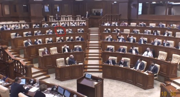 FOCUS // Deputatul socialist Ștefan Gațcan a votat alături de opoziție. Socialistul Corneliu Furculiță i-ar fi dat mâna în jos