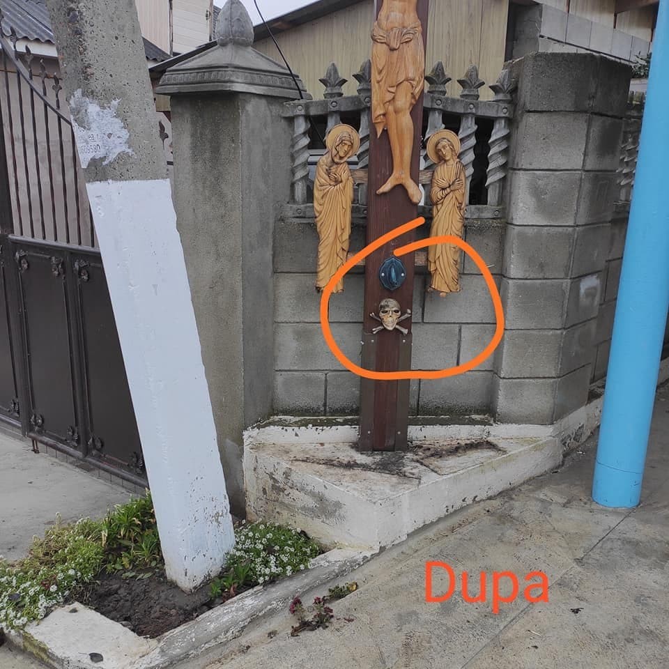 Au furat florile și candela de la o Răstignire din Băcioi. Momentul surprins de camerele de supraveghere
