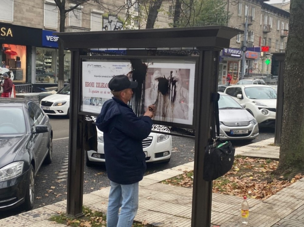 Primăria Chișinău condamnă vandalizarea expoziției foto dedicată medicilor din prima linie, amplasată pe str. A. Pușkin
