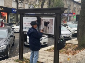 Primăria Chișinău condamnă vandalizarea expoziției foto dedicată medicilor din prima linie, amplasată pe str. A. Pușkin