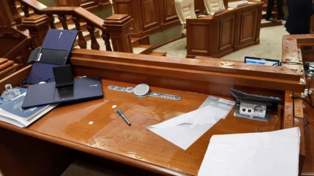 60 000 de lei, atât costă daunele provocate ieri în Parlament în urma altercațiilor dintre deputați