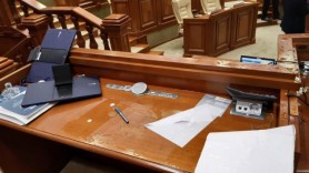 60 000 de lei, atât costă daunele provocate ieri în Parlament în urma altercațiilor dintre deputați