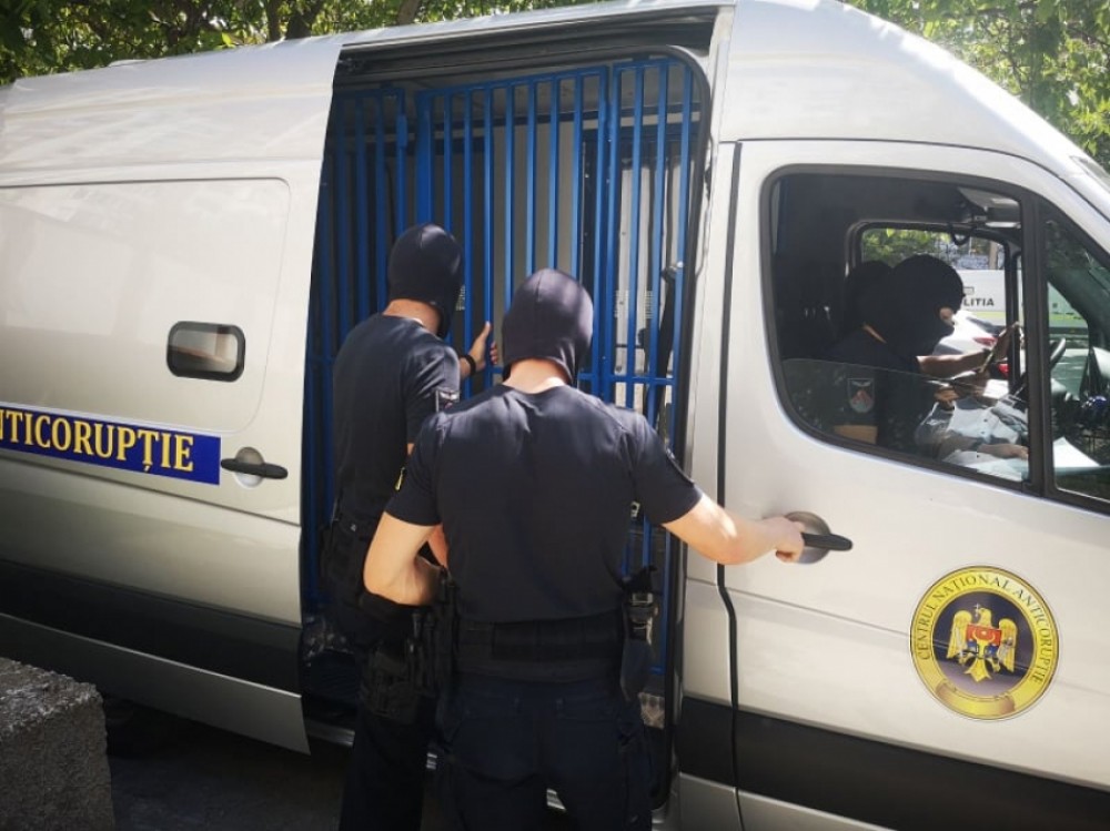 Un polițist, reținut, după ce ar fi încercat să mușamalizeze un proces penal contra sumei de 400 de euro