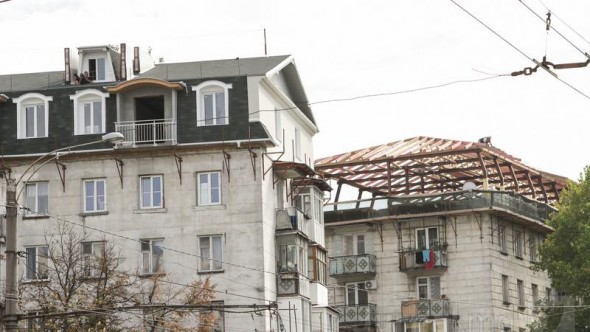 A căzut în gol de la etajul nouă al unui bloc de locuit de pe strada Albișoara. Poliția efectuează investigații