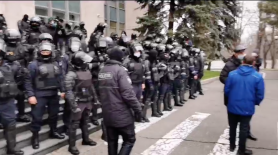 FOTO/VIDEO: Agricultorii din PMAN încearcă să intre în Guvern, dar sunt opriți de cordoanele de polițiști