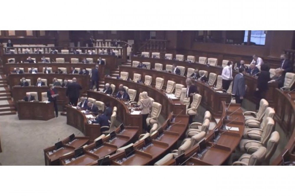 Ședință nocturnă la Parlament. Deputații au votat în a doua lectură legile bugetare