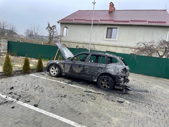 FOTO // În această noapte, ambele mașini a unui agricultor care protestează în PMAN, au fost incendiate