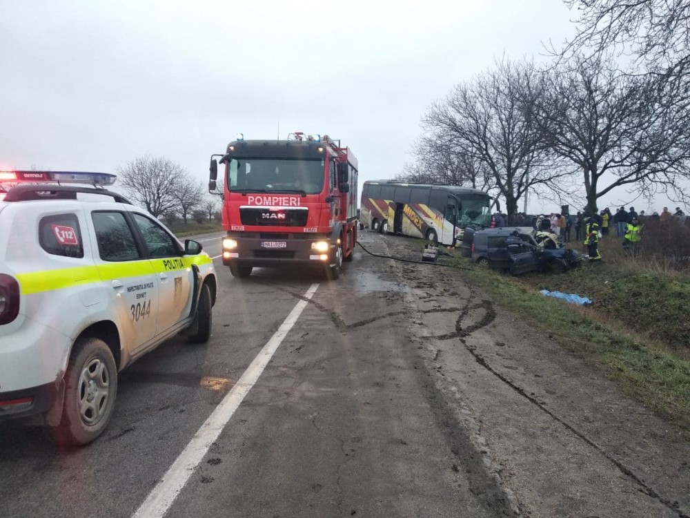 Accident TRAGIC la Edineț. Un automobil s-a tamponat frontal cu un autocar, cel puțin două persoane au decedat