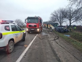 Accident TRAGIC la Edineț. Un automobil s-a tamponat frontal cu un autocar, cel puțin două persoane au decedat