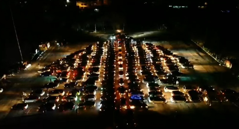AUTOBRAD - cel mai mare pom de Crăciun din Moldova. Zeci de șoferi s-au mobilizat și au improvizat un brad din automobile