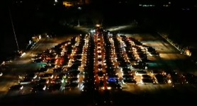 AUTOBRAD - cel mai mare pom de Crăciun din Moldova. Zeci de șoferi s-au mobilizat și au improvizat un brad din automobile