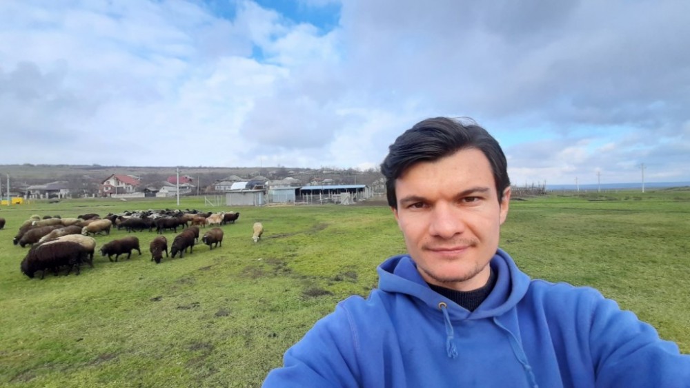 „Eu vreau să muncesc ACASĂ”. Istoria unui tânăr de doar 21 de ani care și-a construit propria fermă de oi