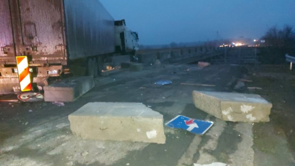 FOTO // Accident VIOLENT cu implicarea a două tiruri. Circulația în zonă a fost sistată