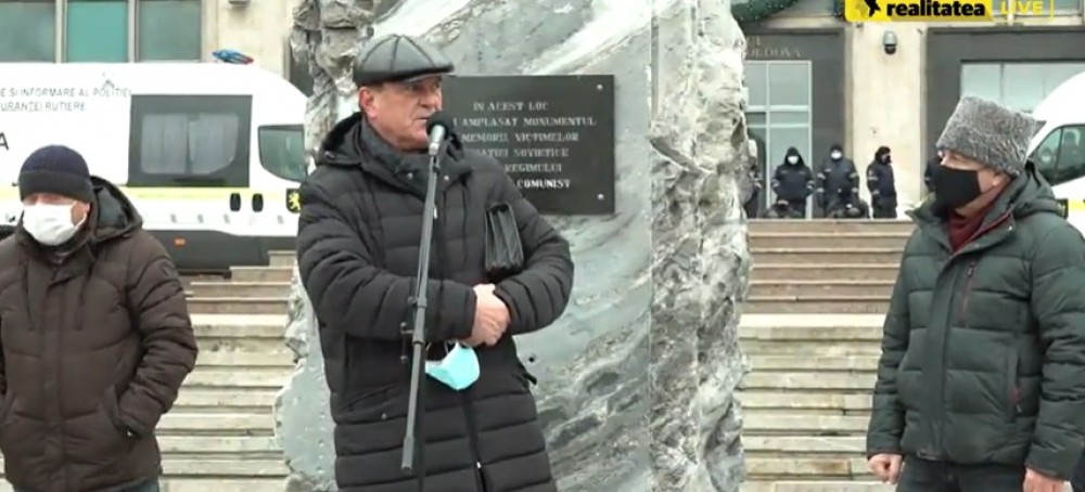 LIVE // Agricultorii și-au reluat protestul din centrul capitalei: „Am să pun mâna pe armă să-mi apăr familia”