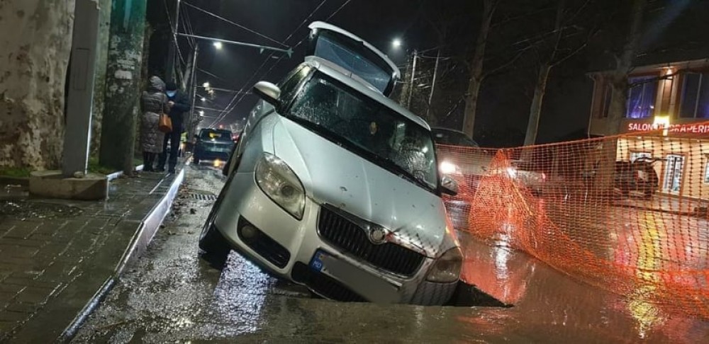 FOTO // A ignorat semnul rutier temporar instalat pe o strada din Chișinău și a ajuns cu mașina în groapă