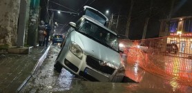 FOTO // A ignorat semnul rutier temporar instalat pe o strada din Chișinău și a ajuns cu mașina în groapă