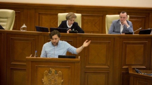 Ministrul Economiei cu averea la vedere: Peste jumătate de milion de lei salariu, 3 apartamente și o casă