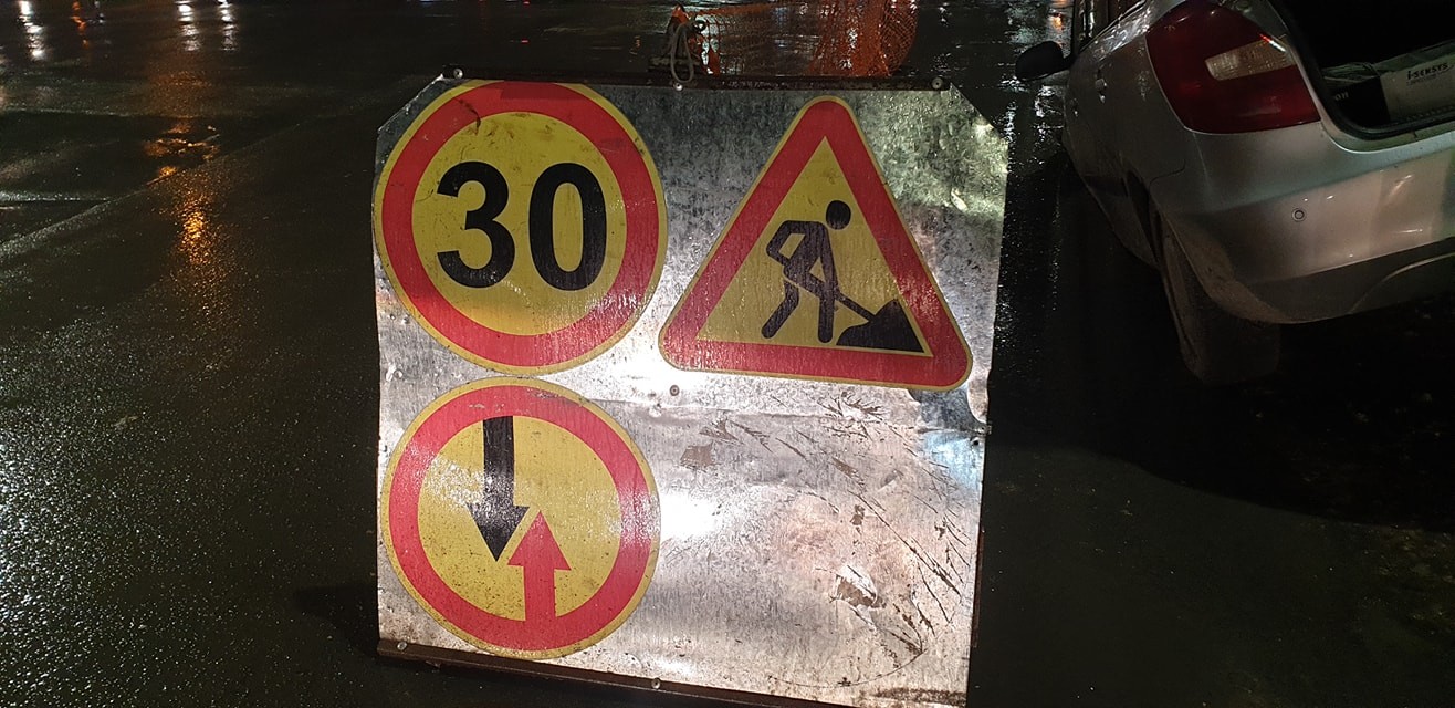 FOTO // A ignorat semnul rutier temporar instalat pe o strada din Chișinău și a ajuns cu mașina în groapă
